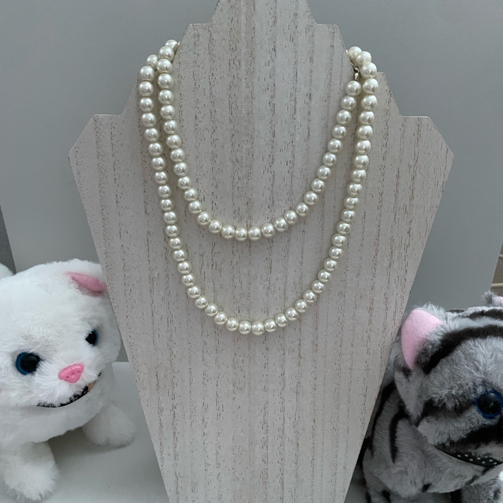 Elegant White Pearl Necklace - Picture 3 of 5